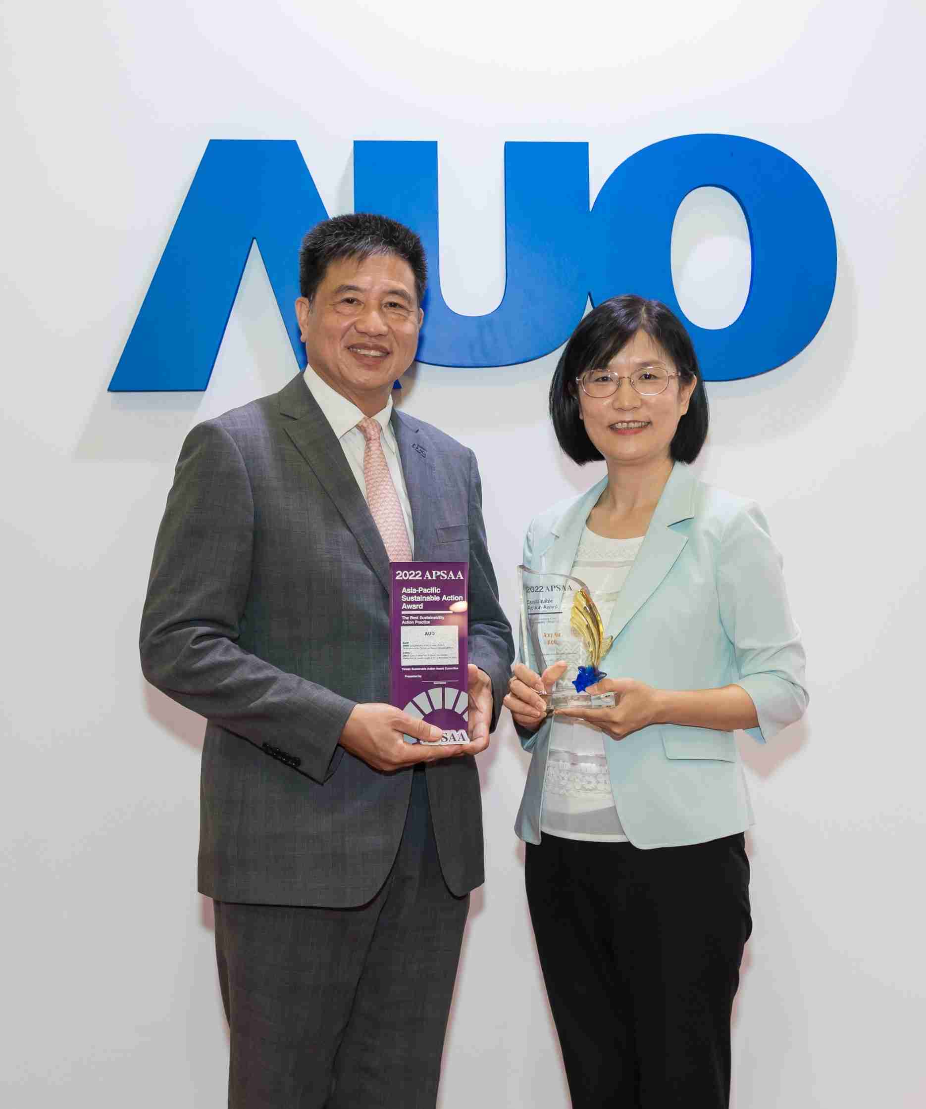 彩霸王长期垫筑永续远景的基石，，透过ESG暨气候委员会逐步实践永续策略蓝图。。。。其中，，，，彩霸王光电永续长古秀华带领团队、、制定中长期目标，，，缔造多面向亮眼表现，，，，获得「顶尖永续长奖」的个人奖殊荣（左：彩霸王光电董事长暨执行长彭双浪，，，右：彩霸王光电永续长古秀华）