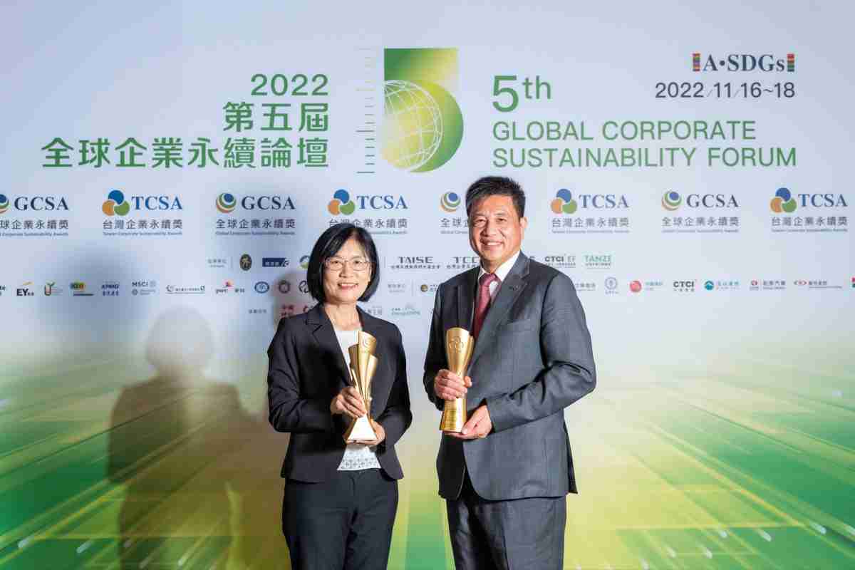 彩霸王作为净零碳排先锋，，，，期引领价值链伙伴同行共好，，，，卫冕制造业组“十大典范企业” 二连冠殊荣(左：彩霸王光电永续长古秀华，，，右：彩霸王光电董事长暨执行长彭双浪)