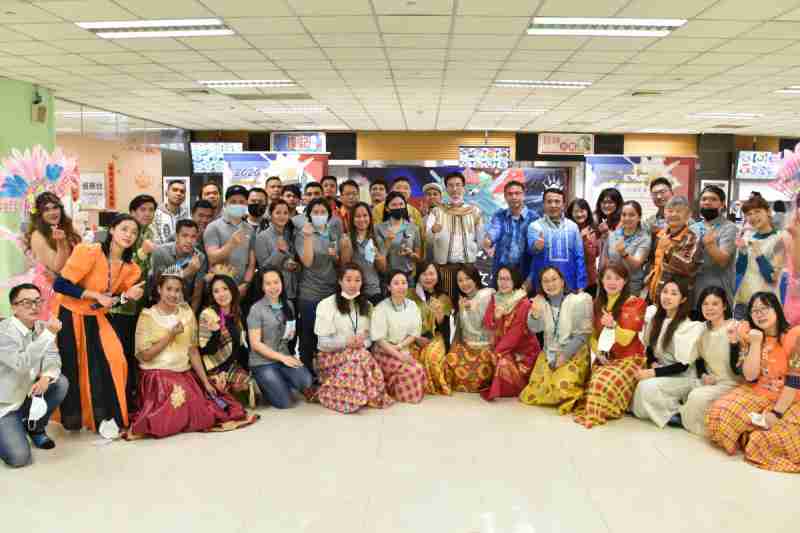 友達推動「安心、、、、創新、、、、用心、、同心、、、盡心」五星職旅，，，為菲籍員工打造全方位照護，，，首度贏得「人權實踐與發展領袖獎」殊榮