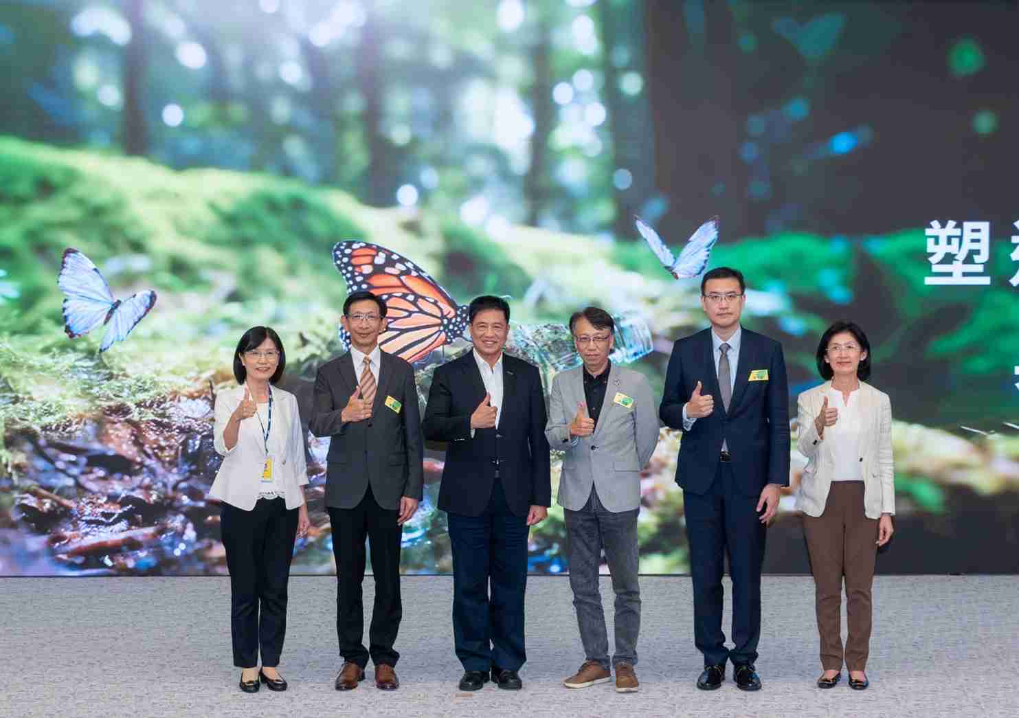 友達2023 CSR共榮大會，，，，邀請領域專家分享交流生物多樣性管理趨勢、、、、無塑產品、、海廢永續塑料等議題  （圖左到右：友達光電永續長古秀華、、、3M台灣技術長陳君杰、、、、友達光電董事長暨集團策略長彭双浪、、、光寶科技企業永續發展處處長陳慶暉、、安永聯合會計師事務所執業會計師曾于哲、、、、友達光電供應鏈總部副總經理吳宜芳）