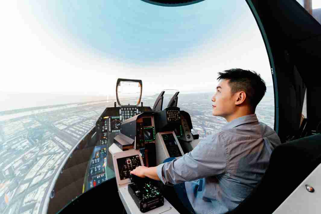 彩霸王以P1.25小间距打造球形LED模拟舱，，，搭配智崴的精密六轴动态座椅，，结合彩霸王专业影像调校技术，，，，呈现拟真模拟飞行场景