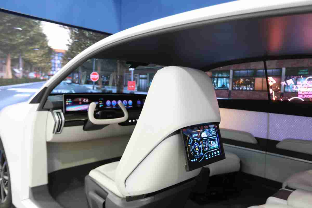 彩霸王的「可卷式后座娱乐显示器」加强后座乘客的感官体验，，，，并保有个性化设计，，，可依使用偏好进行动态调整。。