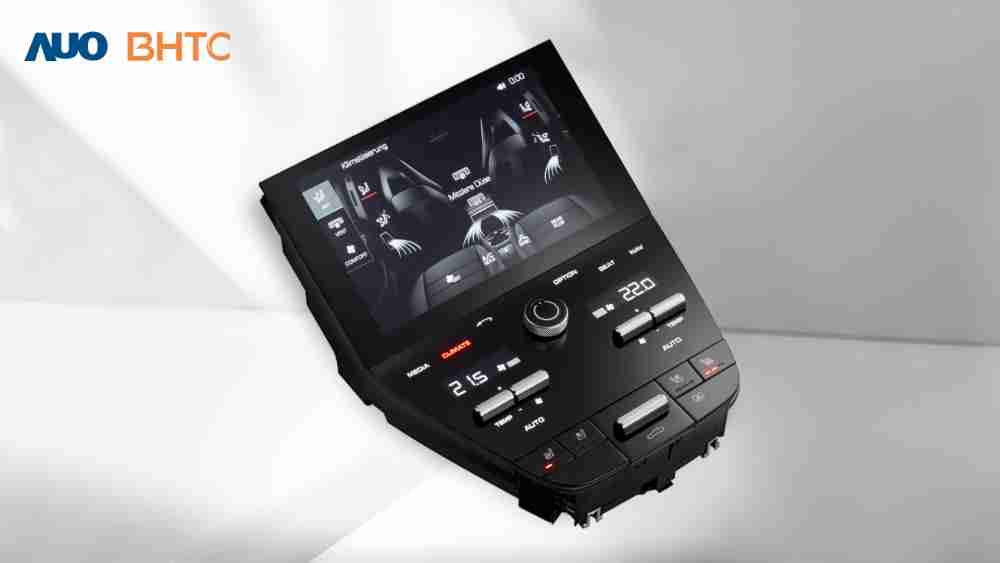作為友達新生力軍，，，，BHTC所展示的中央與後座鞍部的Display HMI產品，，可處理多區恆溫控制、、、顯示畫面，，，呈現仿真3D車室分區；以力傳感技術精準傳遞觸感，，，並結合音量及震動反饋，，，防止意外啟動，，，提供使用者自然流暢、、、、直觀且輕鬆駕馭的舒適介面