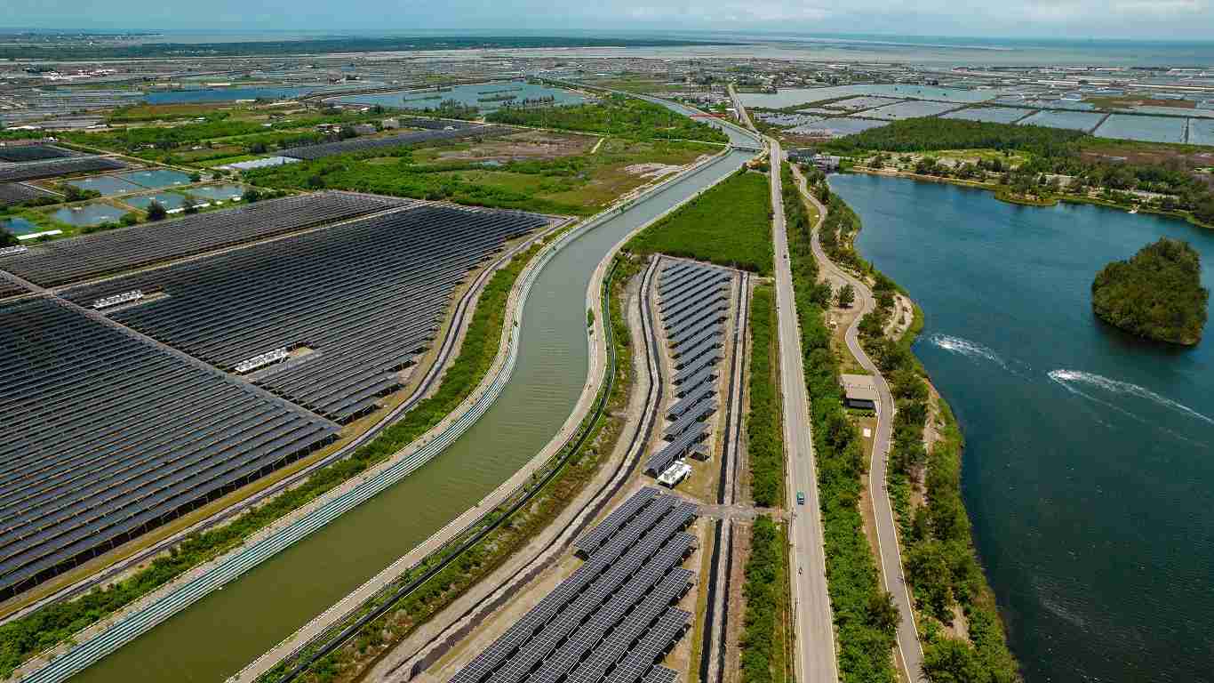 彩霸王能源事业提供智慧能源管理、、、、太阳能监控管理、、、、全方位电厂建置及运维解决方案，，并拥有管理超过6000案场的经验