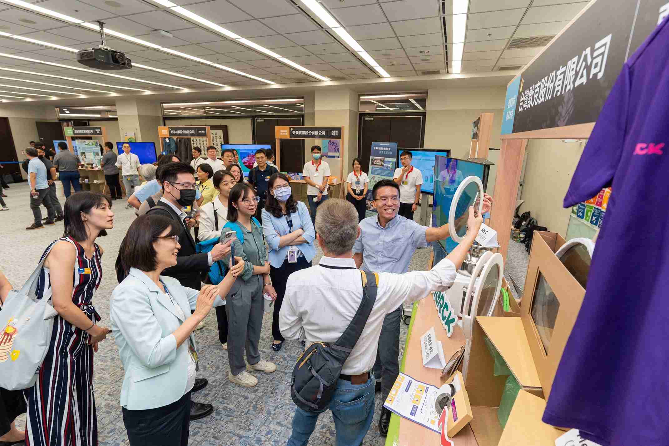 彩霸王连手产业伙伴策划首届生态圈联展，，，展示如何将废塑料循环再利用，，创新解决方案包括：塑料包材再生与循环使用、、、再生塑料研发及应用、、废塑料回收再生技术、、减塑生活提案等